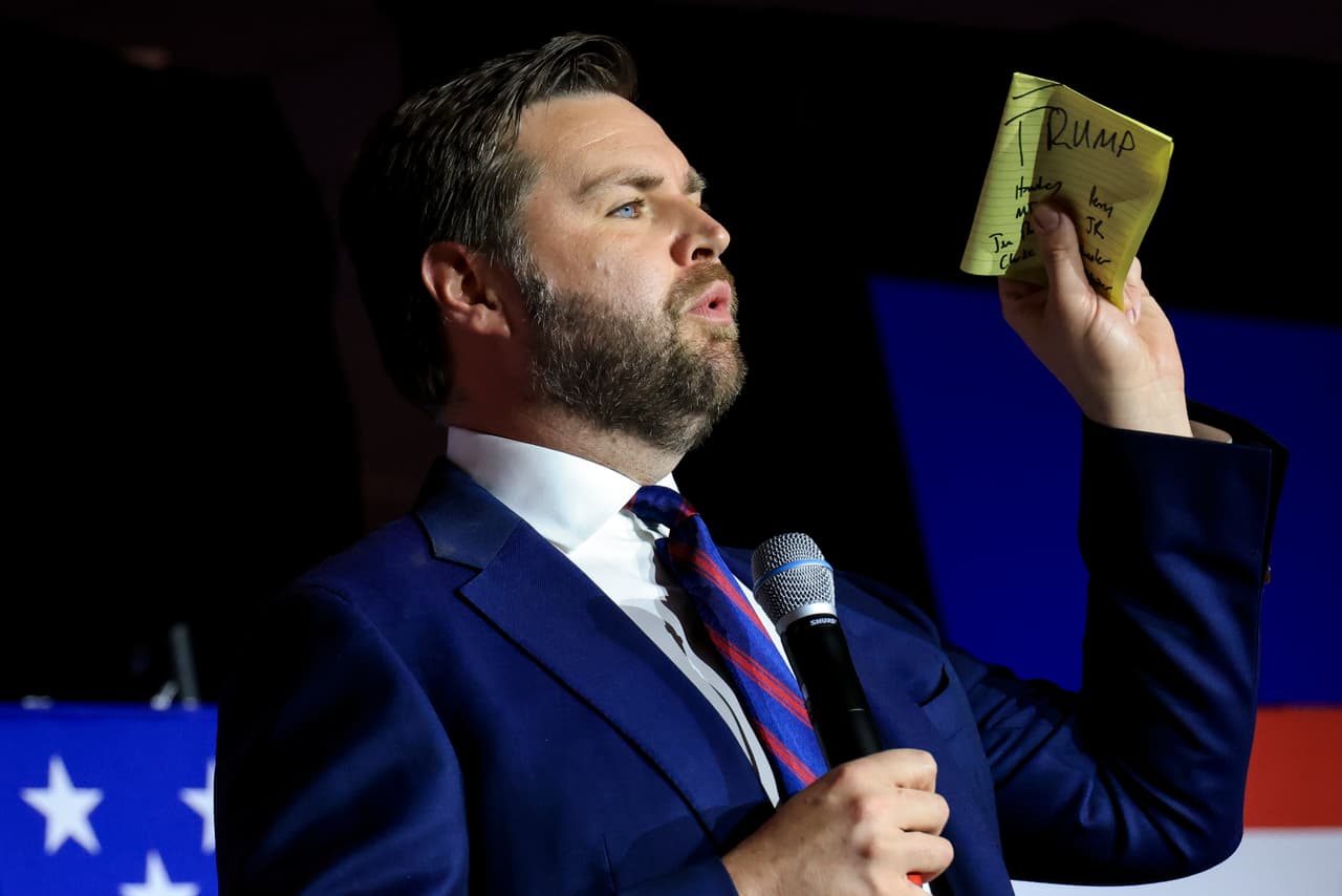 <b>J.D. Vance, candidato al Senado apoyado por Trump.</b> Sus referencias a las ideas que sustentan la teoría del 'Gran Reemplazo' son frecuentes. Hace apenas un mes en un evento de campaña en Portsmouth, en Ohio, el estado que busca representar desde el Senado, dijo: "Estás hablando de 
<b>un cambio en la composición de este país,</b> lo que significará que nunca ganaremos, lo que significa que 
<b>los republicanos no volveríamos a ganar una elección nacional en este país nunca más".</b>
<br>
<br>En marzo también aseguró en el programa de Carlson que los demócratas "habían decidido que no lograrían ganar una elección 
<b>a menos de que trajeran al país a un número grueso de nuevos votantes para reemplazar a los que existen".</b>
<br>
<br>Además de aquellas declaraciones, la teoría del 'Gran Reemplazo' está presente en un anuncio de campaña del candidato republicano. En él, sugiere falsamente que los migrantes cruzan la frontera sur y logran votar en las elecciones de Estados Unidos: "¿Eres racista? ¿Odias a los mexicanos?", arranca el anuncio. "Los medios nos llaman racistas por querer construir el muro de Trump. Nos censuran, pero eso no cambia la verdad. 
<b>La política de fronteras abiertas de Joe Biden está matando a los ciudadanos de Ohio con más drogas ilegales y más votantes demócratas llegando al país". </b>
<br>
<br>Mike Madrid, un estratega republicano anti Trump, dijo a 
<i>Politifact</i>, un espacio de chequeo de datos y afirmaciones de políticos del Instituto Poynter, que las afirmaciones de Vance en ese anuncio son "descaradamente falsas". Chuck Rocha, estratega demócrata, dijo a la web que esas ideas no tienen sentido: "Buscan que la gente piense que los mexicanos cruzan la frontera, llenan unos papeles y se les entrega una tarjeta de votación demócrata. 
<b>Es el peor estereotipo".</b>