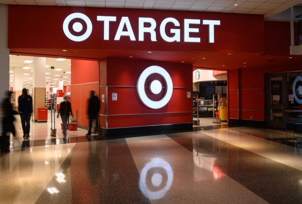 El salario mínimo de la cadena 
<b>Target</b> es de 
<b>$15 la hora</b> desde el 2020, pero la companía se ha comprometido a que su paga inicial en ciertas posiciones ascienda hasta 
<b>$24 la hora.</b>
<br>
