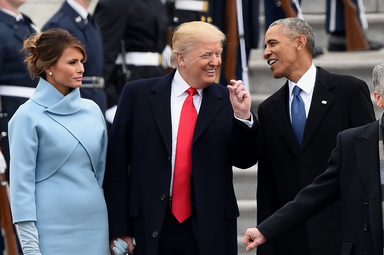 El presidente saliente está siempre cerca del nuevo mandatario cuando es juramentado frente al Capitolio. En esta fotografía Donald Trump conversa sonriente con su predecesor, Barack Obama, durante su ceremonia inaugural en 2016.