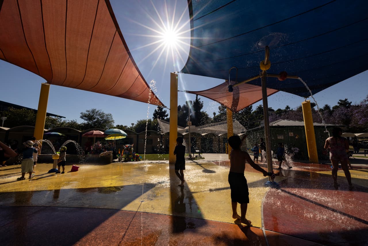 También se recomienda ducharse o bañarse con agua fría para refrescarse.