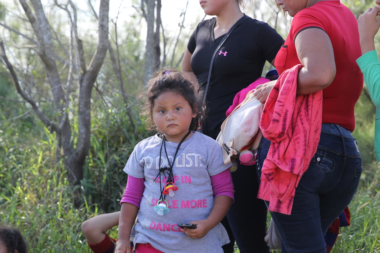 Arantza acaba de llegar a Texas con su madre y su hermana mayor desde El Salvador. Lleva en la mano una Blackberry destartalada que encontró en el camino y que no funciona. Mañana cumple años. Con los dedos de la mano indicado cuántos: 4.