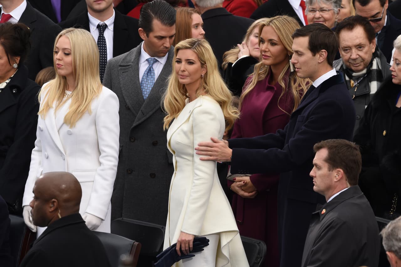 Aunque fue criada como presbiteriana, se convirtió al judaísmo en 2009 para casarse con su esposo Jared Kushner (en la imagen). Su padre se valió de esto para mandar un mensaje "de simpatía" a la comunidad judía, como lo hizo en el debate republicano de marzo en el que recalcó la conversión de su hija y la religión de su yerno como una señal de su "tremendo amor por Israel".