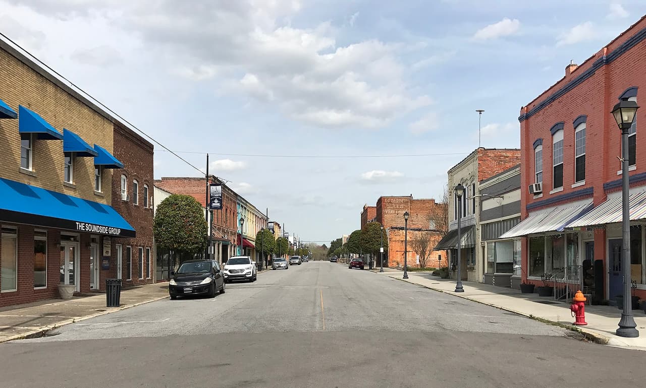 <h3 class="cms-H3-H3">15. Plymouth, Carolina del Norte</h3>
<br>
<br>🏚️ 
<b>Ingreso familiar promedio:</b> $17,594
<br>
<br>🏚️ 
<b>Tasa de pobreza:</b> 50.8%
<br>
<br>🏚️ 
<b>Tasa de desempleo promedio en los últimos cinco años: </b>4.7%
<br>
<br>🏚️ 
<b>Adultos con licenciatura: </b>6.7%
<br>
<br>🏚️ 
<b>Población: </b>3,432
<br>
<br>