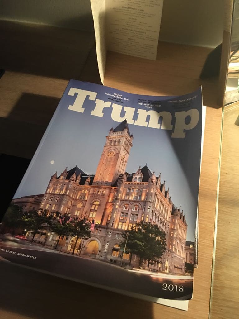 La revista del hotel Trump en Panamá incluye una nota de bienvenida de dos de los hijos del presidente Donald Trump, Donald Trump Jr. y Eric. "Feliz viaje y esperamos verlos de nuevo muy pronto", escribieron.