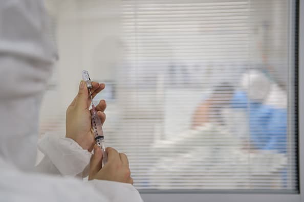 También hay datos, de un "ensayo rigurosamente controlado y cinco estudios que siguieron a grupos de pacientes, que sugieren que una tercera inyección de vacuna estimulará una respuesta de anticuerpos en aproximadamente un tercio a la mitad de los pacientes que no responden inicialmente", compartió en entrevista con Noticias Univision 65.
