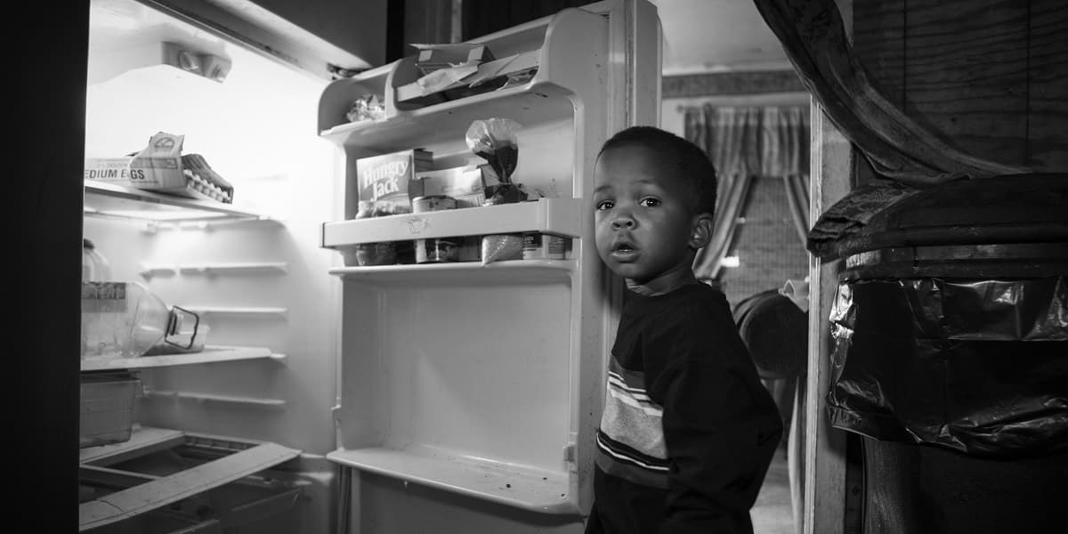 Se estima que uno de cada seis niños estadounidenses, de todas las razas y edades, lidia cada día con la inseguridad alimenticia.