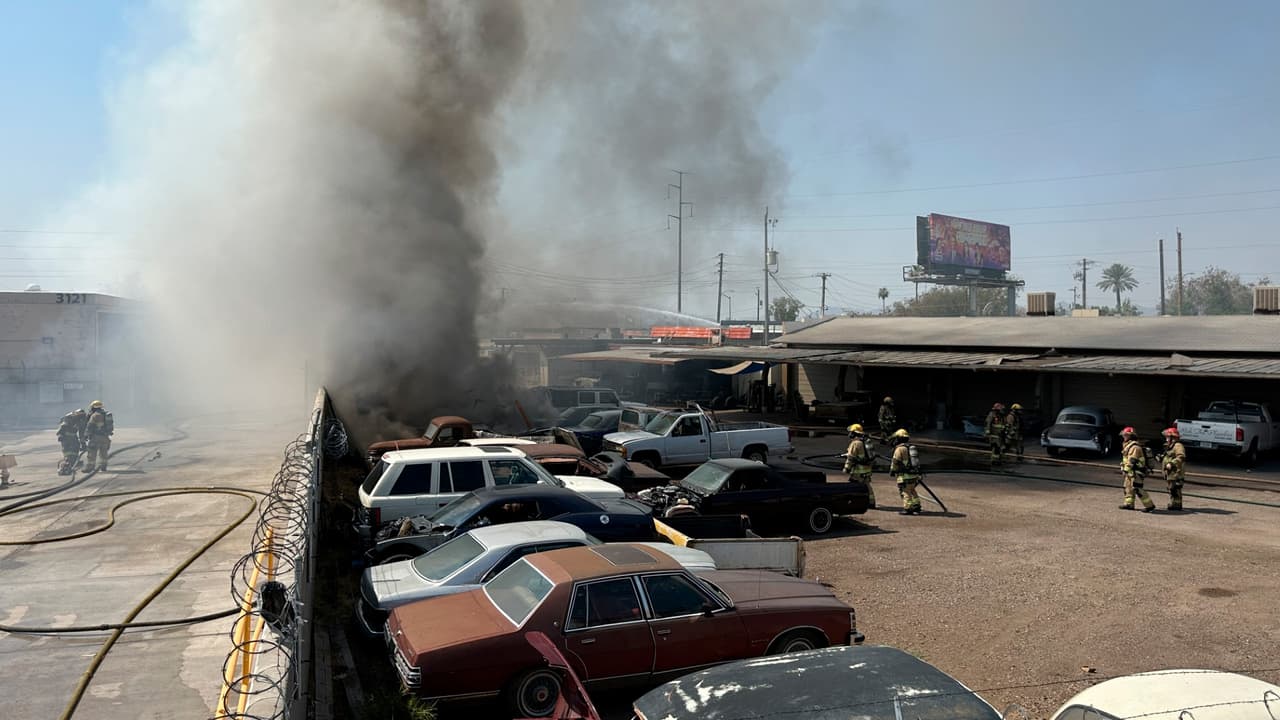Al menos 15 vehículos fueron dañados en un incendio al noroeste de Phoenix. El fuego se originó en un taller mecánico sobre 35th Ave. e Indian School Rd. La intensas llamas provocaron la caída de varias líneas eléctricas cercanas.