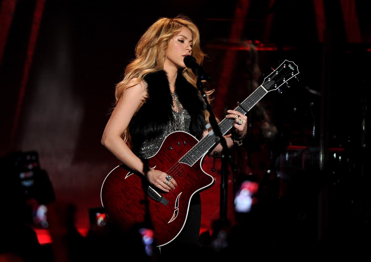 En agosto de 2012, 
<b>Shakira</b> acusó a dos empleados domésticos de extorsión y difamación pues querían dar entrevistas a medios de comunicación revelando secretos de la cantante, además de demandarla por despido injustificado.