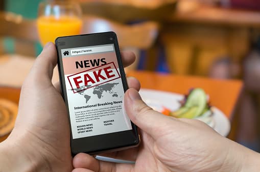 <b>Prohíbe los videos alterados de políticos:</b> La nueva medida busca condenar a las personas que editan videos o colocan a personas específicas en situaciones falsificadas, para influir en los votantes o lastimar a un candidato si se publica dentro de los 30 días de una elección.