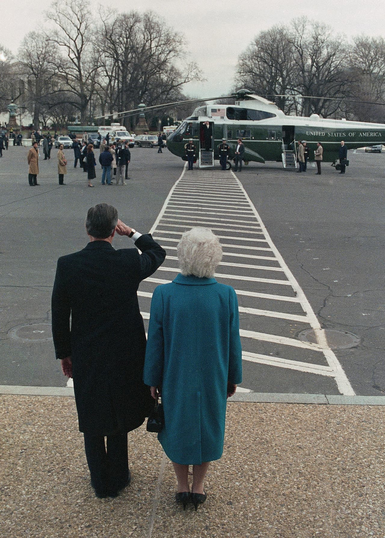 A Reagan lo sucedió en 1989 George W. H. Bush, su vicepresidente. En esta fotografía muestra otra de las tradiciones modernas del día del cambio de gobierno, la despedida al presidente saliente y la primera Dama cuando salen definitivamente de la Casa Blanca en el helicóptero presidencial.