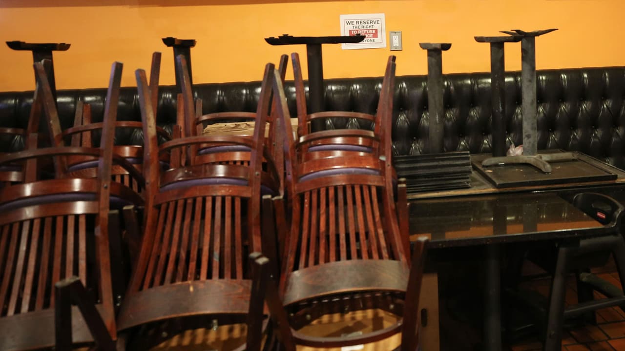 La situación está tan preocupante que desde el gobierno estatal ya se habla nuevamente de 
<a href="https://www.univision.com/local/los-angeles-kmex/coronavirus-autoridades-evaluan-nuevos-toques-de-queda-en-los-angeles-debido-al-aumento-de-contagios">posible toque de queda</a> para frenar la crisis de salud en el marco de las temporadas de fiestas.
<br>
<br>Propietarios de negocios en Los Ángeles, epicentro de la pandemia en California, aseguran que este sería “otro golpe” a sus finanzas en medio de la pandemia, pero también hay quienes respaldan cualquier norma para proteger la vida de la comunidad.