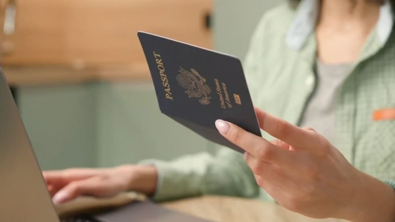 Nació con ayuda de una partera en EEUU y ahora no puede tramitar el pasaporte: esta es su historia