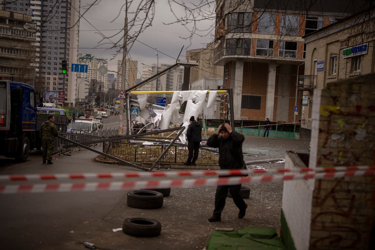 Las tropas rusas llegan rápidamente a las afueras de Kiev, pero sus intentos de capturar la capital y otras ciudades en el noreste encuentran una fuerte resistencia.