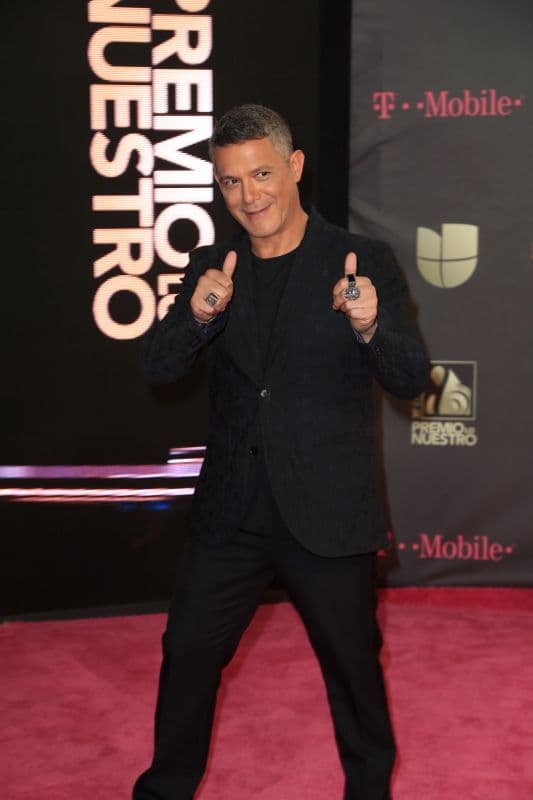 El cantautor español se ha convertido en uno de los favoritos de los latinos y en el 30 aniversario de esta gala lo vimos rindiendo homenaje a Roberto Carlos.