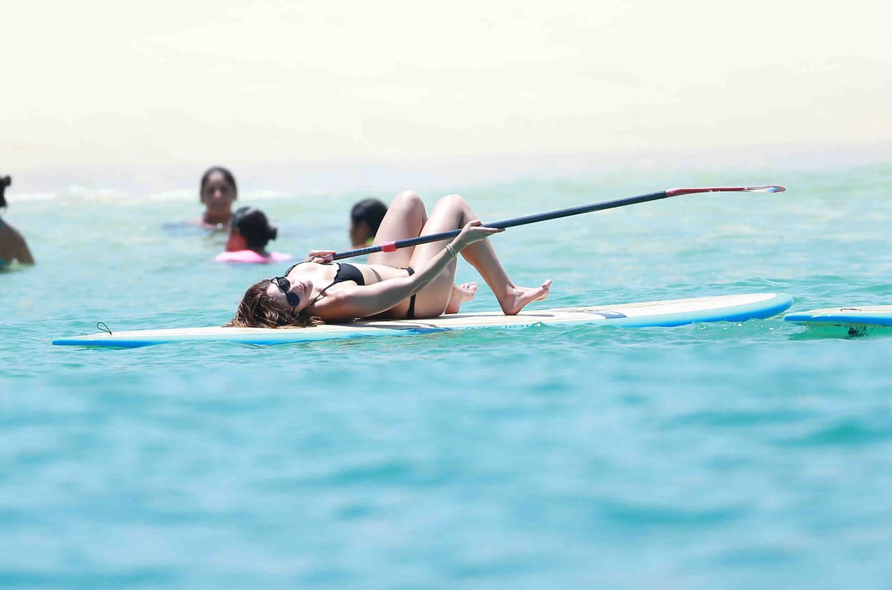 Algunas famosas como Katharine Mcphee aprovechan la tabla para reposar y broncearse un poco.