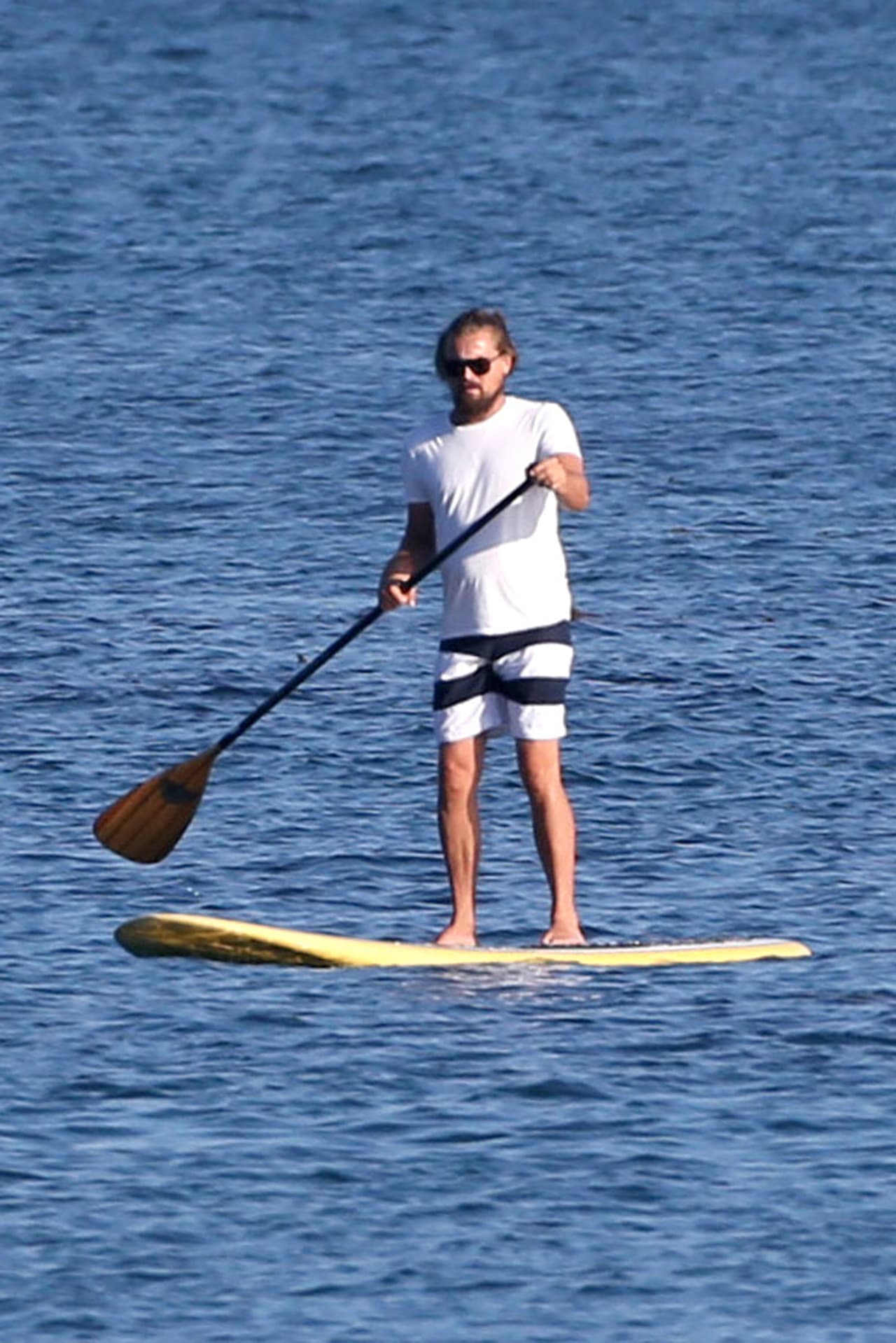 Leonardo Dicaprio disfruta mucho del mar, por ello ha añadido el paddleboarding a su lista de actividades acuáticas.