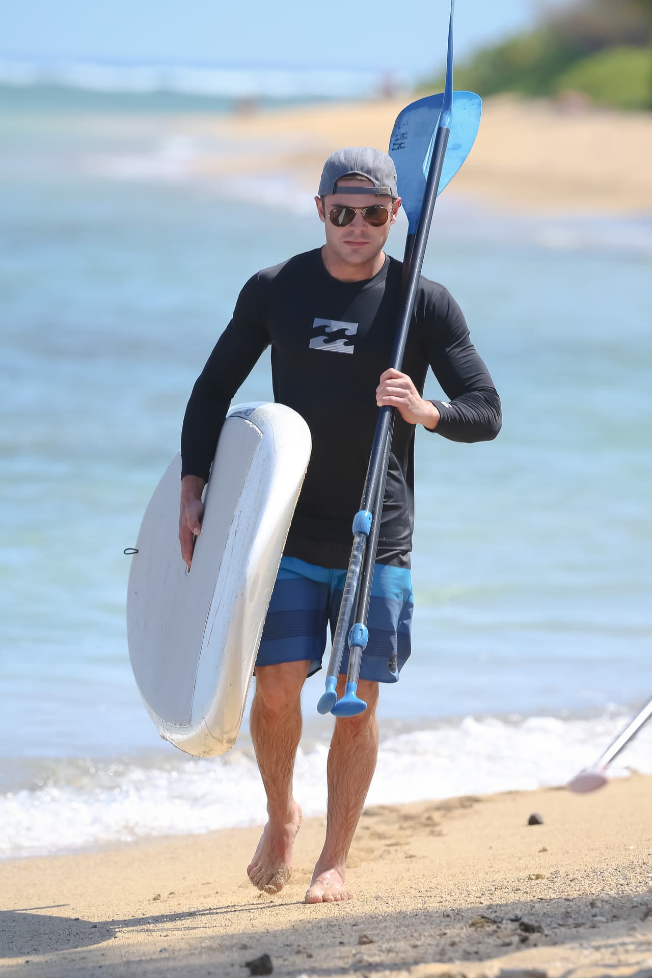 En deslizarse en las olas del mar con la ayuda de una tabla y un remo.