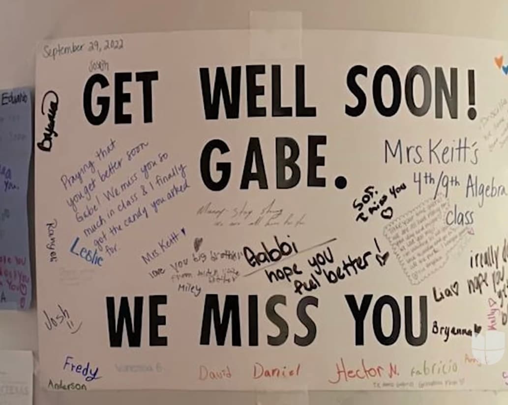 Mientras tanto, junto a su madre, también hay decenas de mensajes escritos de familiares y amigos que se han acercado para desearle lo mejor a Gabriel, con la esperanza de que un día mejore, a pesar de los pesimistas pronósticos de los médicos. 
<br>