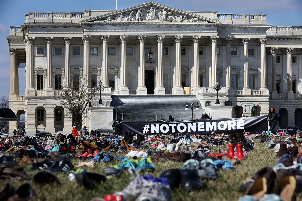 Alrededor de 1,300 personas menores de 18 años son asesinadas por armas de fuego en los Estados Unidos cada año, según los Centros para el Control y la Prevención de Enfermedades de EEUU.