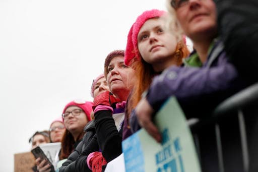 Mujeres escuchan a la activista, America Ferrera, dar su discurso sobre los derechos de las mujeres.
<br>
<br>Foto: GettyImages