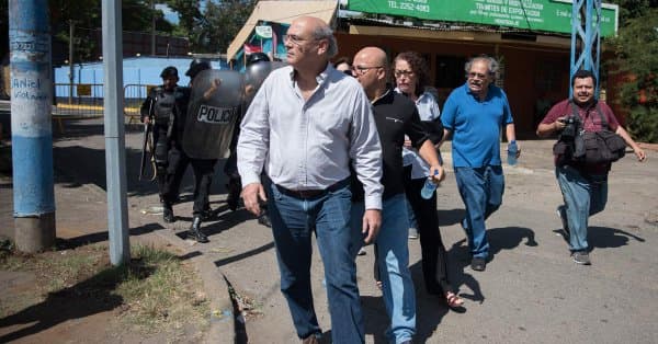 Carlos Fernando Chamorro, director de Confidencial y la revista televisiva Esta Semana, denunció que agentes de la Policía Nacional de Nicaragua asaltaron la redacción en Managua la noche del jueves y el viernes volvieron a ser víctimas, con una violenta toma policial sin orden judicial que se mantiene hasta este sábado. Por eso decidieron manifestarse en contra y exigir explicaciones.