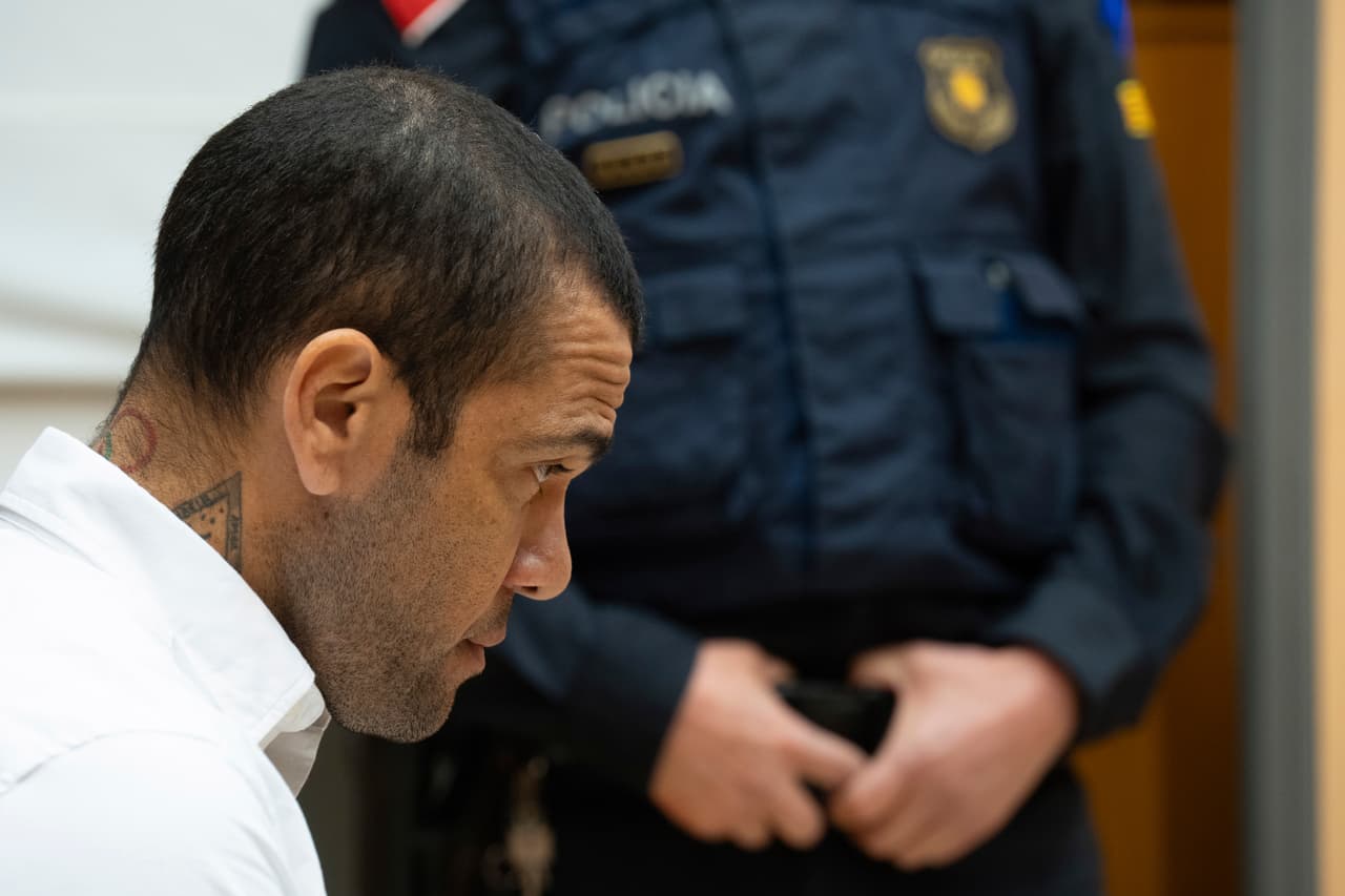 El futbolista Dani Alves es condenado en España a cuatro años y medio de cárcel por violación