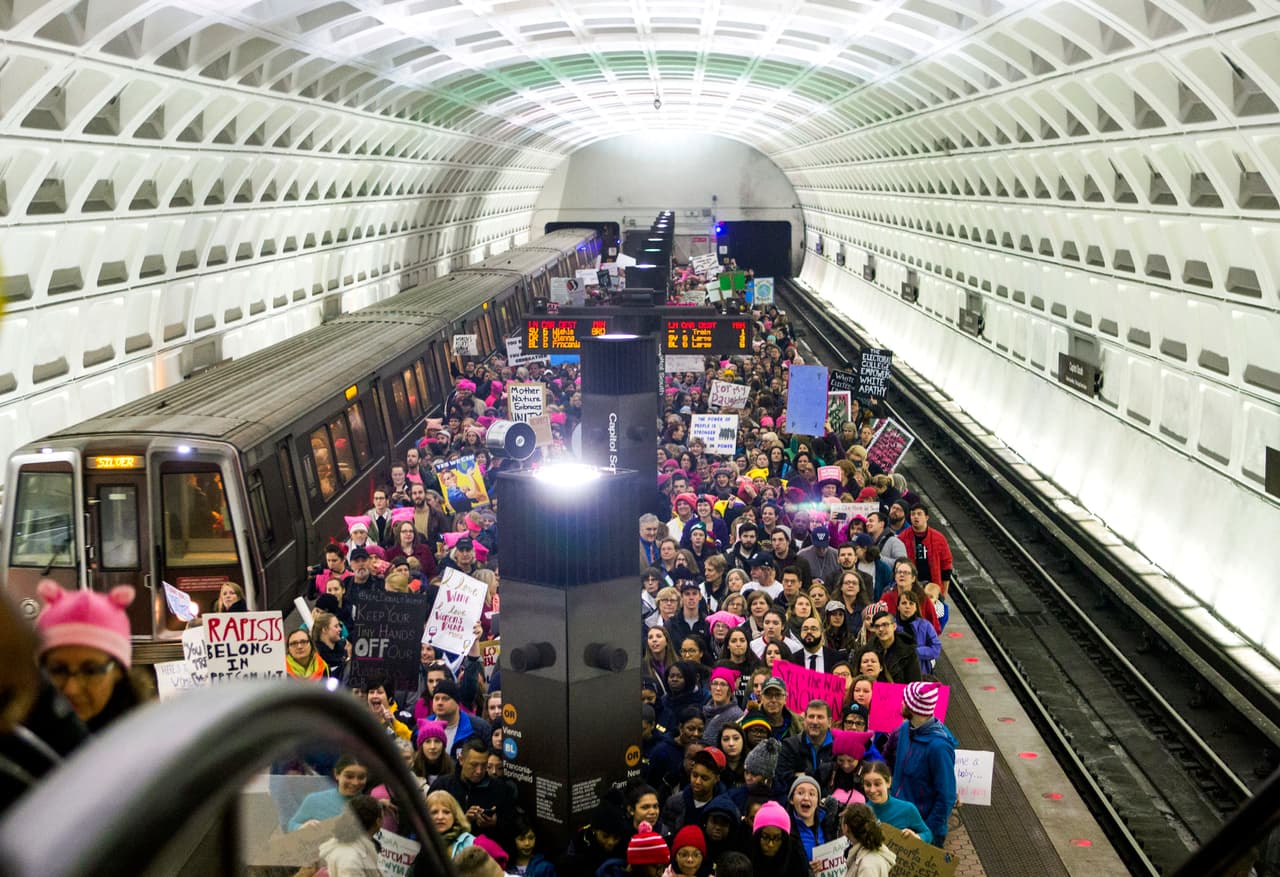 Manifestantes llegan a la estación del metro, al sur de la Capital, para la Marcha de Mujeres en Washington
<br>
<br>Foto: GettyImages