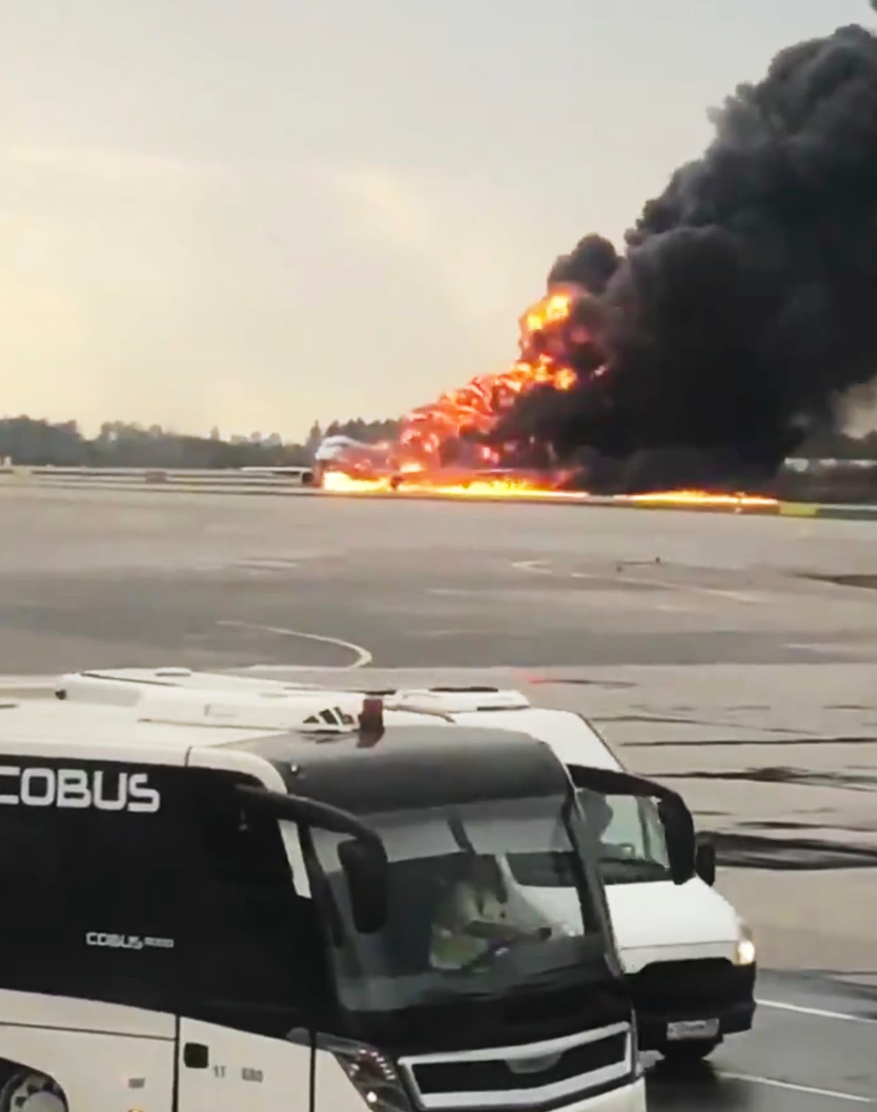 Esta imagen, tomada de un video de la cuenta de Twitter de Mikhail Norenko, muestra las llamas y el humo que sale del avión de Aerolíneas Aeroflot, en el aeropuerto Sheremetyevo en Moscú.