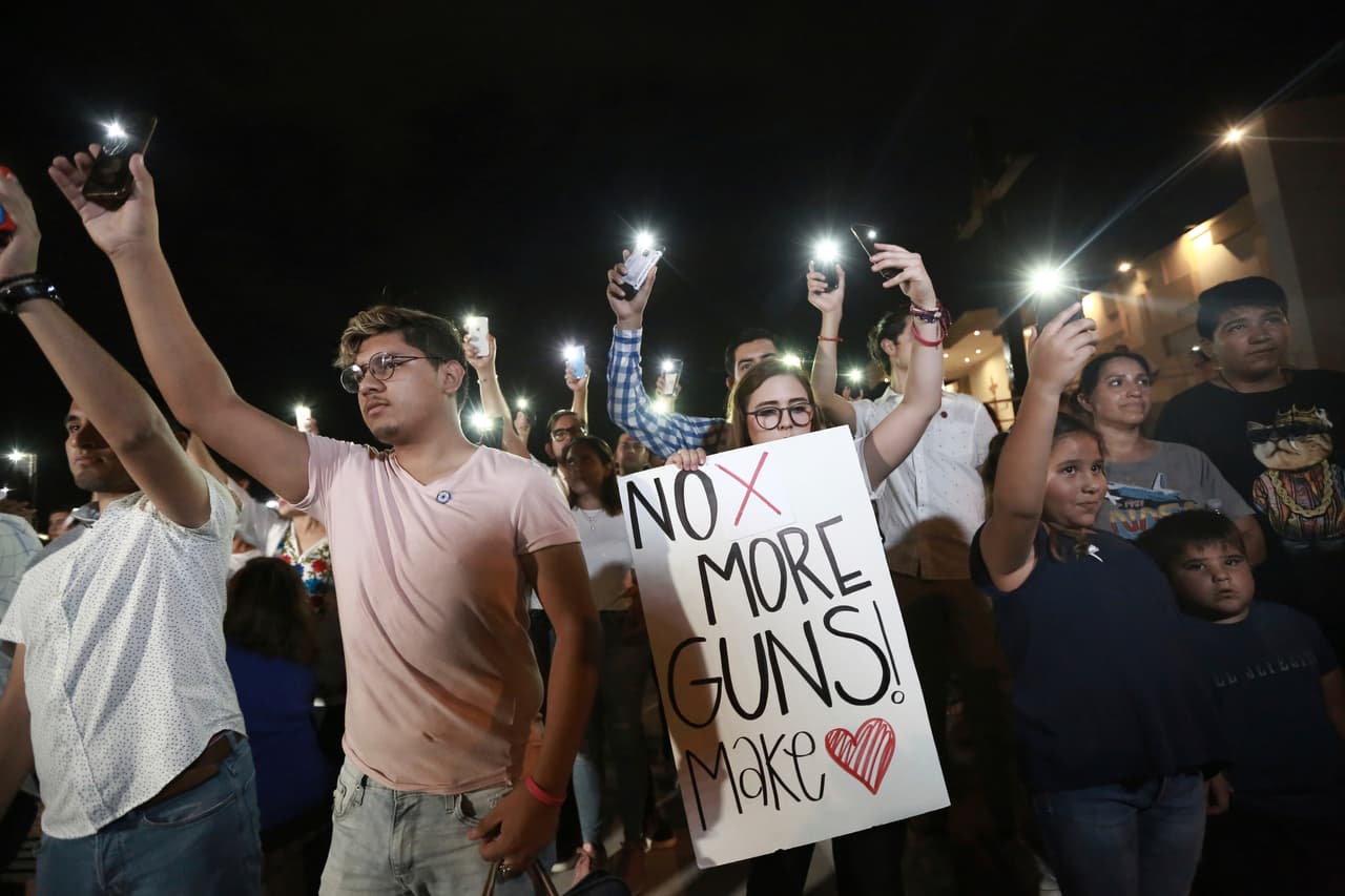 <b>“No más armas”</b>, se lee en este cartel visto en una manifestación en Ciudad Juárez, el mismo día que ocurrió la tragedia el 3 de agosto. Ciudad Juárez, Chihuahua, México colinda con El Paso, Texas y 
<a href="https://www.univision.com/noticias/criminalidad/6-de-los-20-muertos-en-el-tiroteo-de-el-paso-son-mexicanos-amlo-promete-acciones-para-proteger-a-sus-ciudadanos-en-eeuu">muchos de sus habitantes pasan de un lado al otro de la frontera regularmente</a>.
