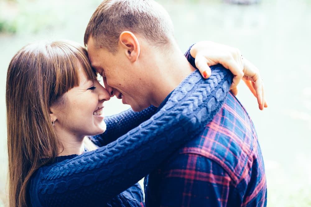 El amor a primera vista no existe, pero esa atracción inicial, esa emoción puede convertirse en sentimiento y entonces ya se puede hablar de amor ya que el amor va mucho más allá de la intimidad sexual, implica ternura, cariño, aceptación, consideración, ideas compartidas y mucho más.