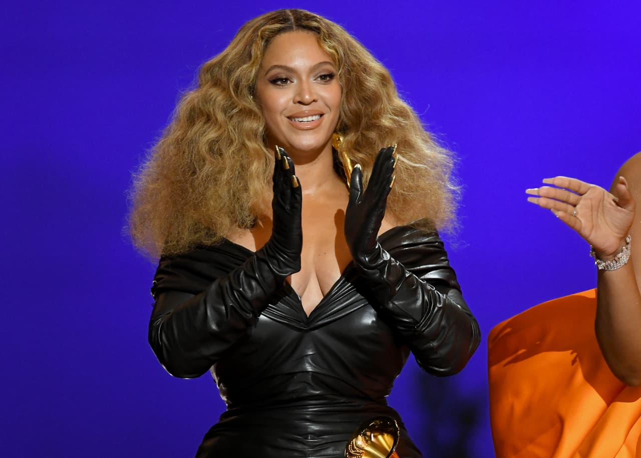 <b>Puesto 14: Beyoncé, cantante</b>. 
<br>
<br>
<b>282.7 millones de seguidores en redes sociales.</b>
<br>
<br>
<a href="https://www.instagram.com/beyonce/"><u>Instagram</u></a>: 187 millones de seguidores 
<br>
<br>
<a href="https://www.facebook.com/beyonce"><u>Facebook</u></a>: 57 millones de seguidores.
<br>
<br>
<a href="https://www.youtube.com/channel/UCuHzBCaKmtaLcRAOoazhCPA"><u>Youtube</u></a>: 23.2 millones de seguidores.
<br>
<br>
<a href="https://twitter.com/Beyonce"><u>Twitter</u></a>: 15.5 millones de seguidores.