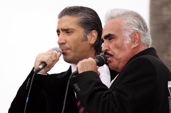 Vicente Fernández hizo historia doble en el Paseo de la Fama de Hollywood.