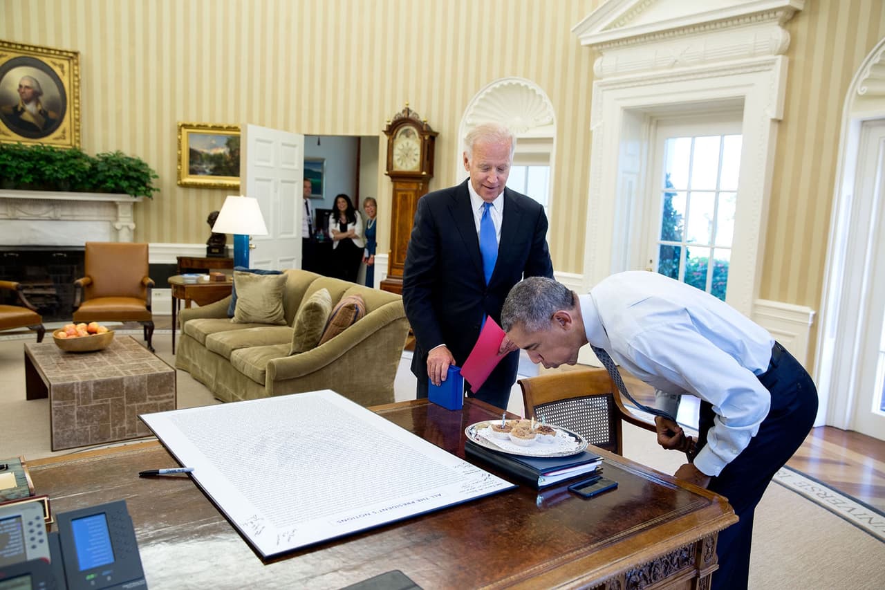 <b>4 de agosto. </b>El presidente sopla las velas de unas pequeñas 
<i>cupcakes</i> con las que el vicepresidente Joe Biden lo sorprendió por su cumpleaños. Mientras tanto, al fondo, tres miembros del personal de la Casa Blanca miran divertidos. La complicidad de ambos ha sido muy importante en estos ocho años. De hecho, 
<a href="http://www.univision.com/noticias/edicion-digital/los-memes-sobre-la-amistad-de-joe-biden-y-el-presidente-barack-obama-video"><u>tienen hasta sus propios memes</u></a>.