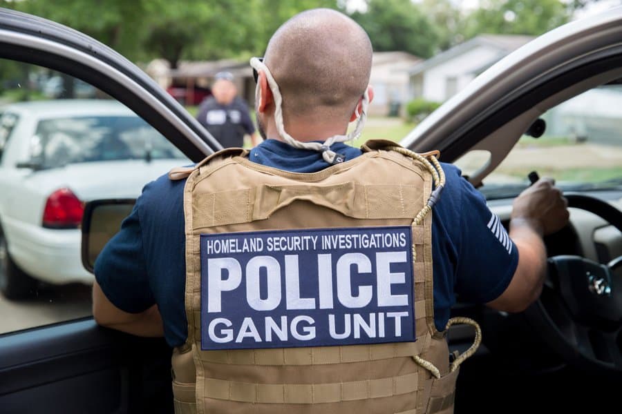 Así fue cómo un traficante de drogas se hizo pasar por agente de ICE y estafó más de $200,000 a migrantes en California