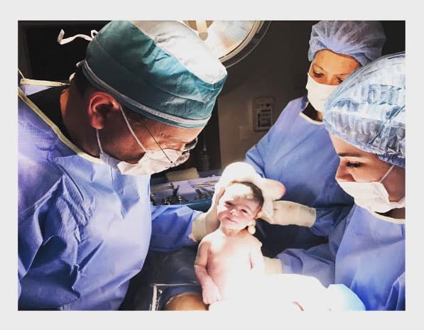 A través de su cuenta de Instagram, Zuria anunció la feliz noticia de su alumbramiento: "Mi regalo de cumpleaños, MI REGALO de la vida! Te amo hija hermosa ! Te amo @el_guerra Foto by su papá 😍".