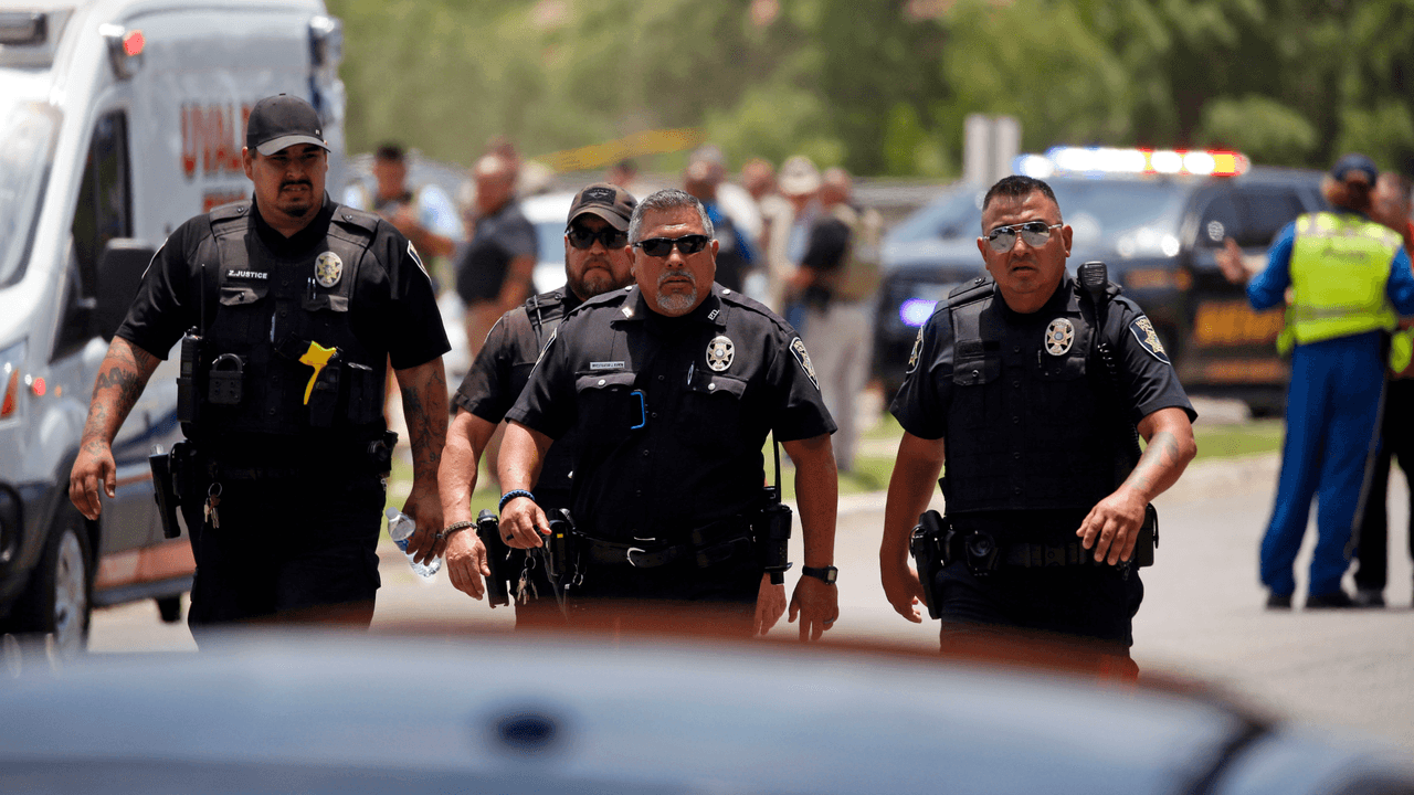 Emiten citatorios para policías que respondieron a masacre de Uvalde, dice reporte