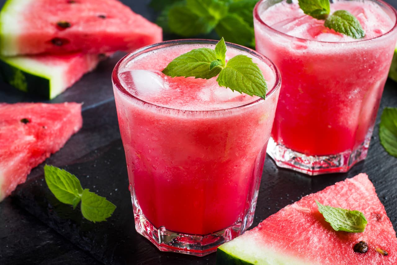 Summer Kiss: esta es una versión “rosa” de la clásica sangría. Una mezcla protagonizada por el vino blanco (prueba con uvas como pinot grigio o torrontés), frutas como la sandía o las fresas y hierbas tan refrescantes como la menta.