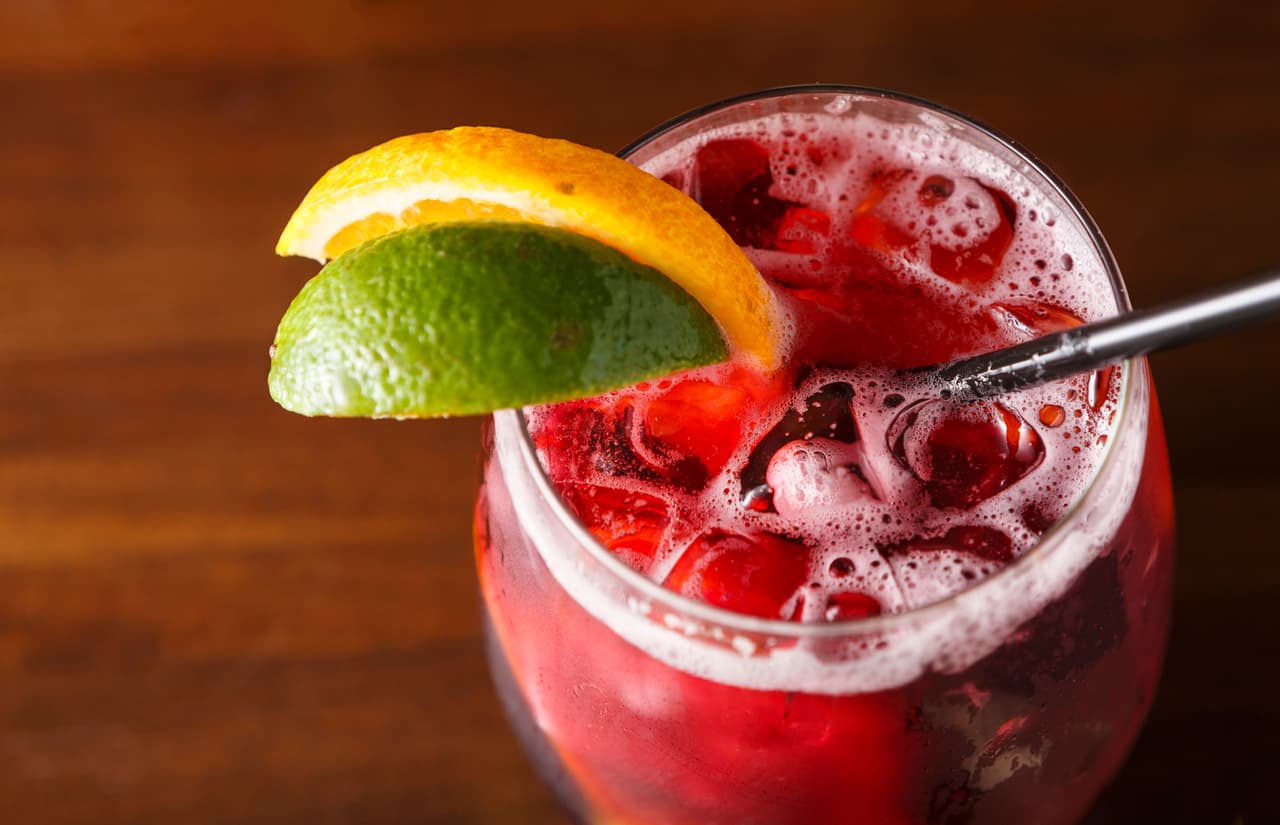 Tinto de verano: si tienes a la mano un vino tinto joven, no muy costoso, no muy corpulento puedes sacarle provecho con esta receta que es moneda corriente en los bares de España. Combina tres partes de vino por una de agua, agrega un par de rodajas de limón o naranja, hielos (mientras más firmes y gruesos sean, mejor) y sirve en vasos anchos.