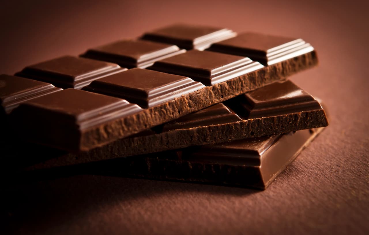 <b>No olvide tener productos reconfortantes.</b> Expertos aseguran que alimentos como el chocolate pueden ayudar a pasar una mejor cuarentena. Tener a la mano 
<i>snacks</i>, bebidas energéticas, café, té, y otras productos que sean de su gusto puede ayudar en la cuarentena, sobre todo si tiene que trabajar desde el hogar. 
<b><a href="https://www.univision.com/noticias/que-debo-tener-en-casa-para-una-posible-cuarentena-por-coronavirus-video">Vea aquí las recomendaciones para una cuarentena del Dr. Juan Rivera. </a></b>
