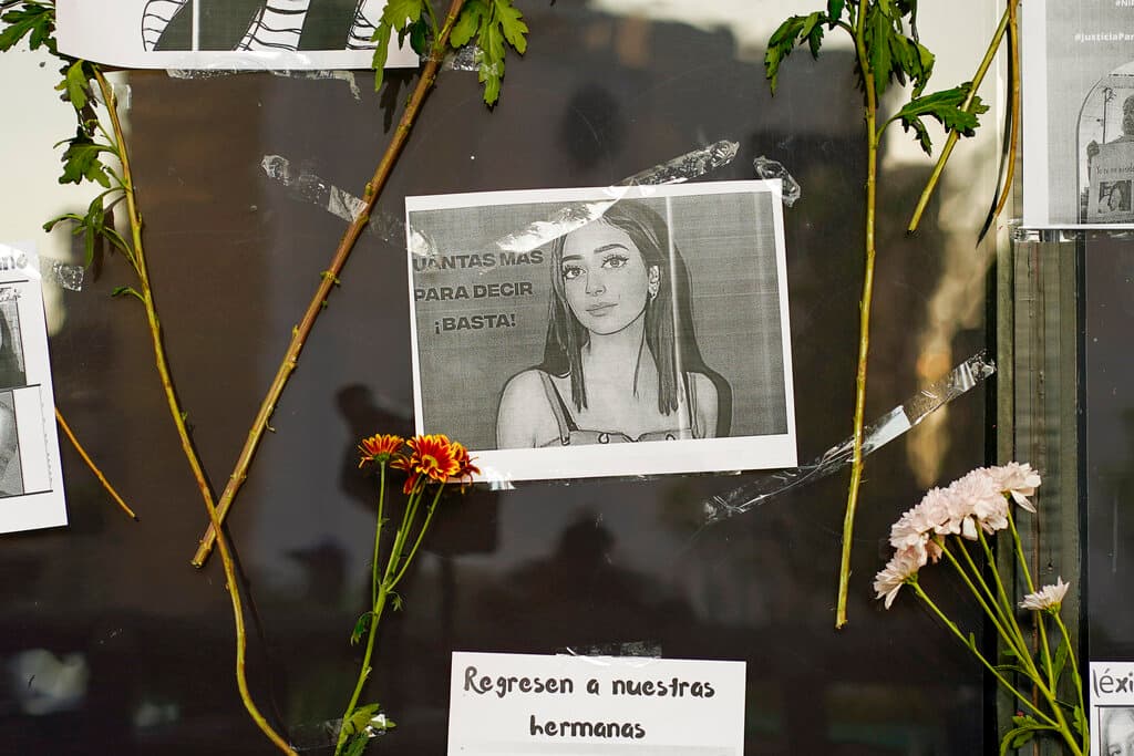 Entre las fotos de las asesinadas y desaparecidas, la de Debanhi Susana Escobar, la joven estudiante que salió a una fiesta con sus amigas y nunca volvió.
