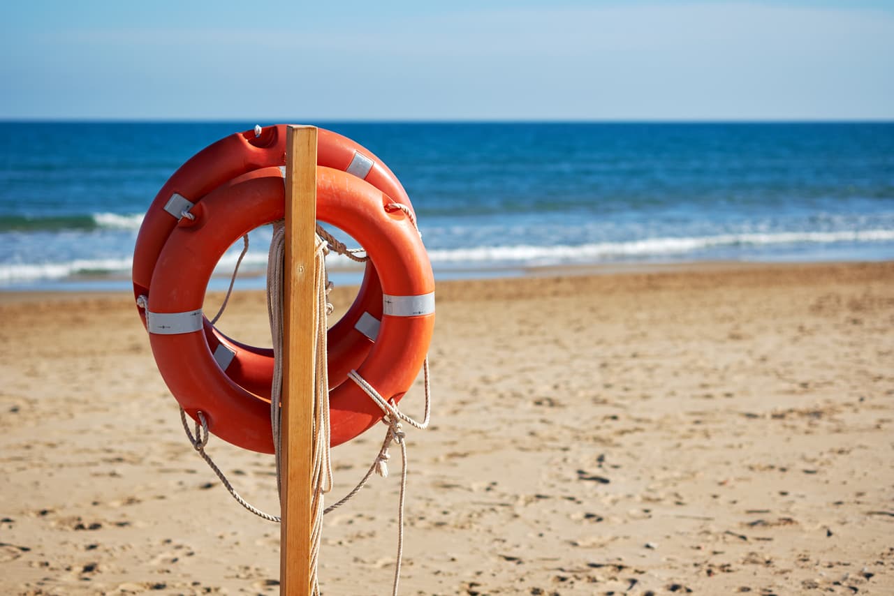 Las playas contarán con socorristas de guardia todos los días, de 10:00 am hasta las 6:00 pm. Está prohibido nadar cuando los socorristas no están de guardia y en las secciones cerradas.