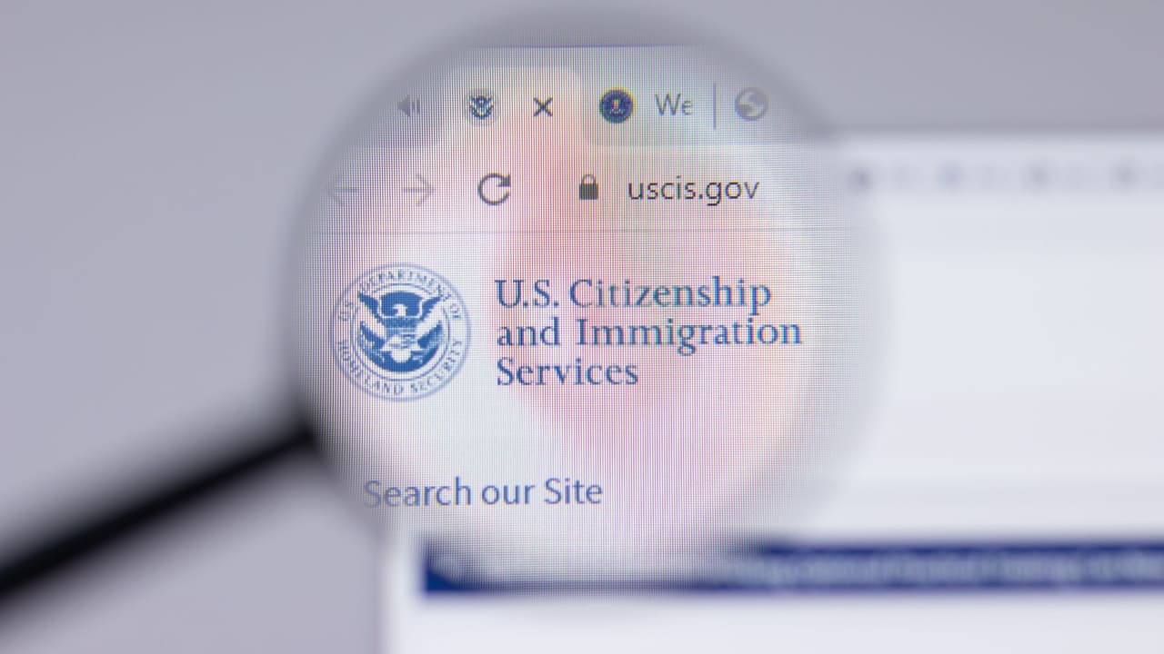 <h2 class="cms-H2-H2"><b>¿Inmigración va a revisar las redes sociales?</b></h2>
<br>Si la propuesta se implementa, esto se aplicaría para las personas que ya viven dentro de Estados Unidos y quieran, por ejemplo, cambiar su estatus con USCIS y quieran conseguir su Green Card o una ciudadanía, reportó 
<i>The Verge</i>.
<br>
<br>En este caso, USCIS va a estar pidiendo cuáles son las redes sociales de las personas para revisarlas, dijo el abogado de inmigración, Haim Vásquez.