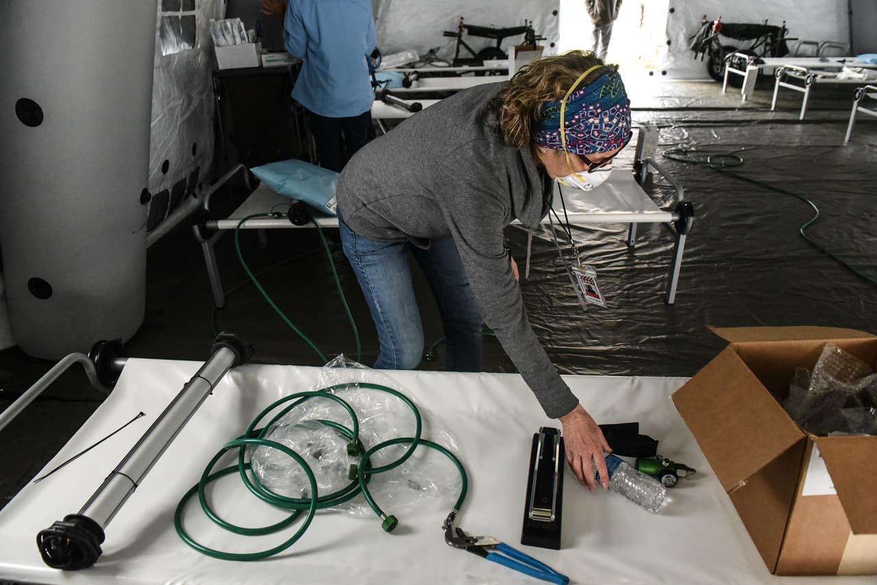 Médicos y personal voluntario preparan los instrumentos para atender a pacientes del coronavirus en las carpas de Central Park a partir del 31 de marzo. 
<br>