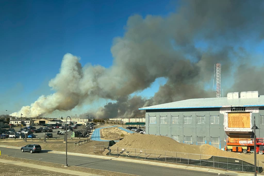 Nueva York declara estado de emergencia por voraces incendios en Long Island