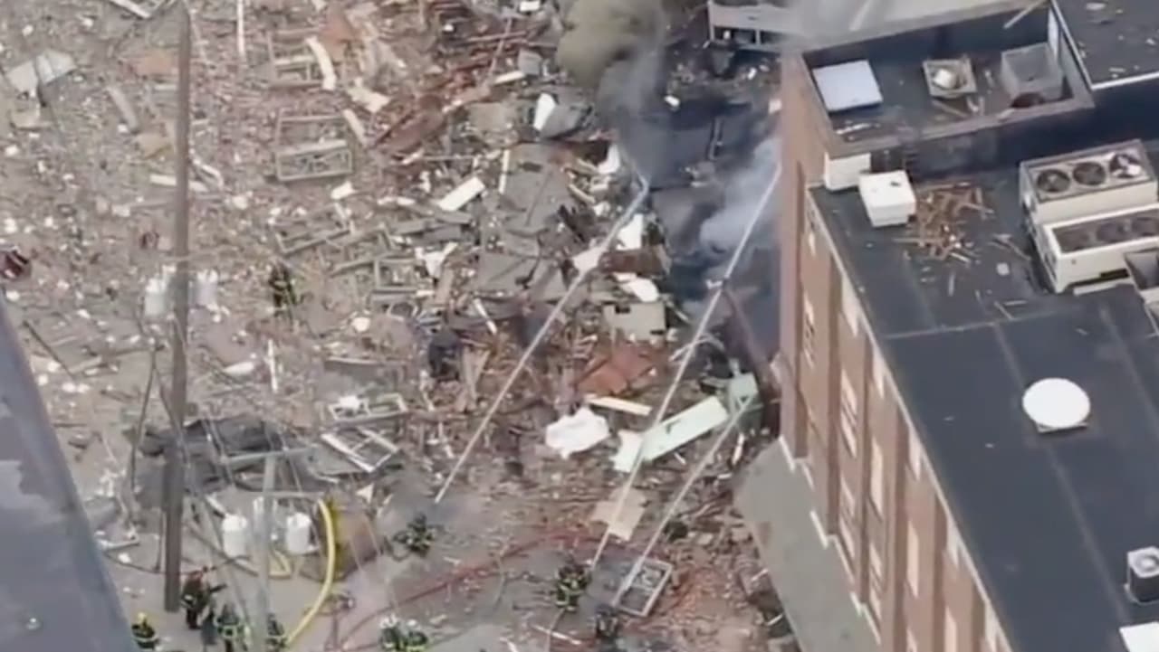 Las autoridades dicen que no hay peligro para la comunidad en este momento. Los equipos de bomberos todavía están en la escena limpiando los escombros.
<br>
<br>
