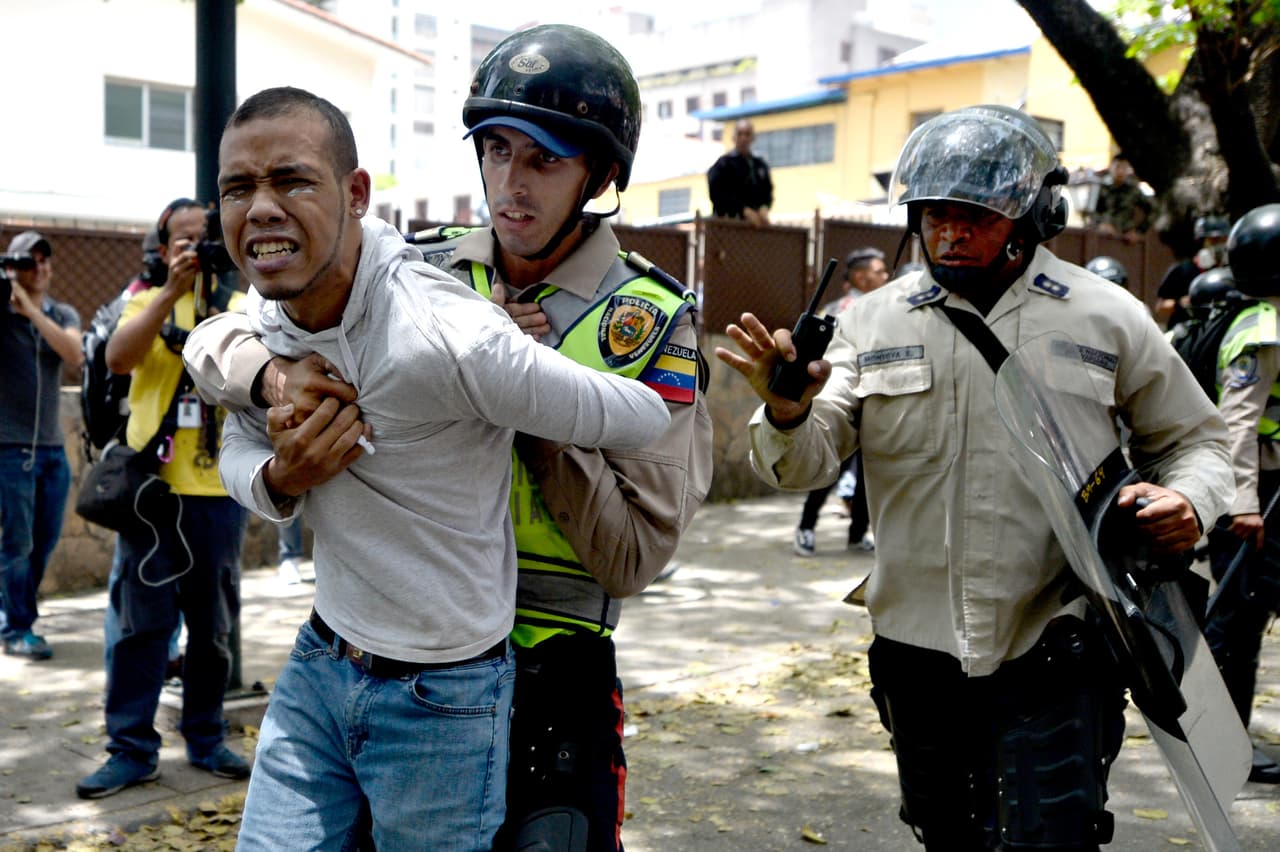 La policía arresta a Frederick Pinto, músico de la orquesta sinfónica de Chacao que no estaba en la protesta, al confundir su instrumento musical con un arma de fuego. Caracas, 4 de abril de 2017.