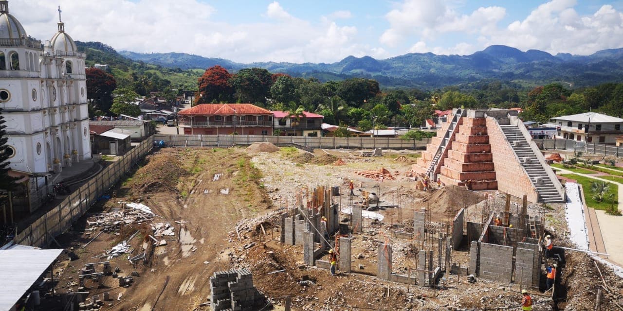 El municipio de El Paraíso está construyendo una nueva plaza central, con una réplica de una pirámide maya. La ciudad está a una hora en coche de las famosas ruinas de Copán.