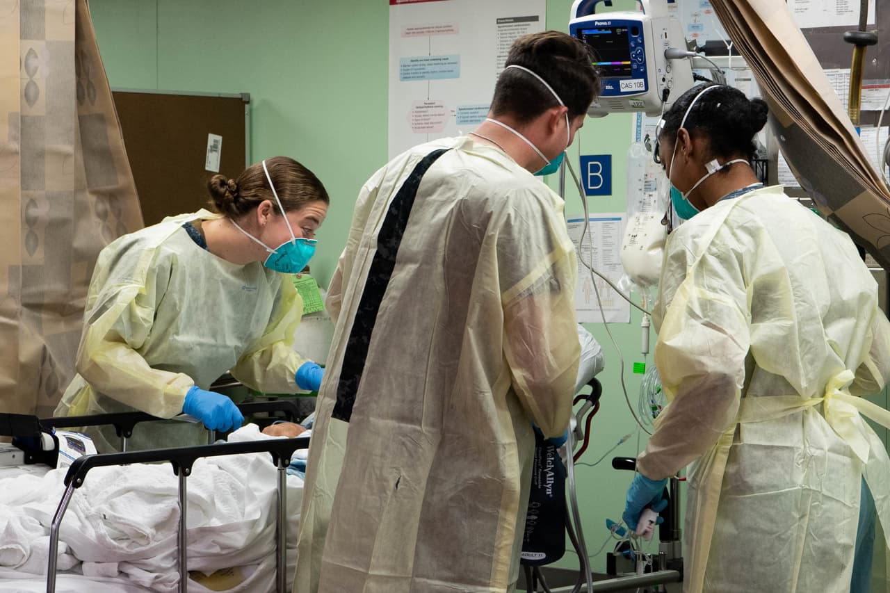 <b>El primer paciente coronavirus en un buque hospital. </b>Médicos militares del USNS Mercy tratan al primer enfermo de covid-19 en Los Ángeles, California, el 29 de marzo. Después de Nueva York y Nueva Jersey, California es el tercer estado más afectado por la pandemia en EEUU. 
<b><a href="https://www.univision.com/noticias/salud/mapas-del-nuevo-coronavirus-se-reportan-17-muertos-en-eeuu-y-suben-los-casos-en-america-latina">Vea el oronavirus en gráficos: estos mapas te muestran el impacto global</a></b>