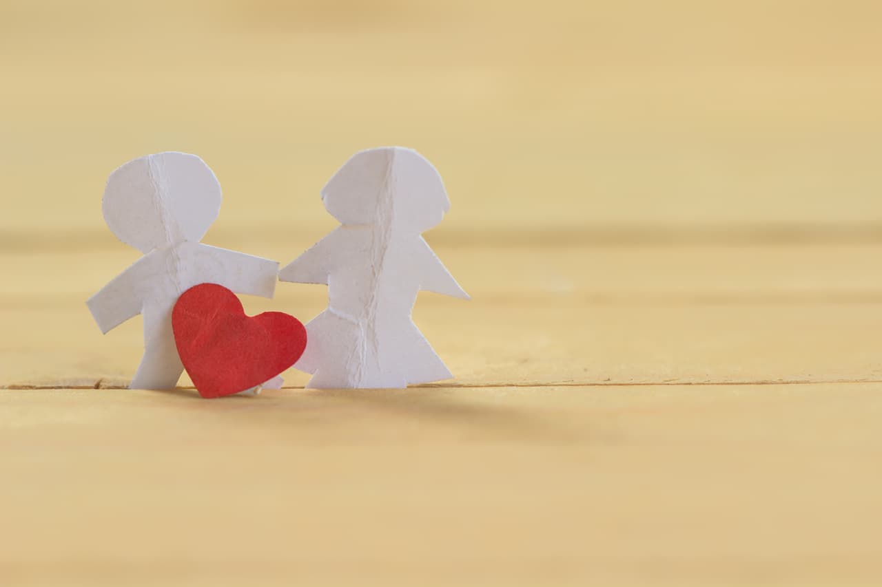 Eres más abierto socialmente y tu forma de ver la vida es menos perfeccionista. Inicialmente, gracias a tu sentido diplomático, se puede sobrellevar la relación, pero cuesta mucho mantener el ritmo.