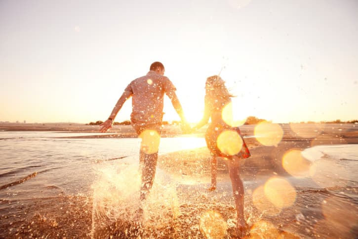 El amor es un sentimiento compartido, sobre todo cuando se diferencia muy bien la pura atracción física inicial, que es una emoción y suele ser temporal o pasajera, con los sentimientos, que surgen del conocimiento mutuo, la admiración de los dos, el respeto y el cariño, o sea, el amor.